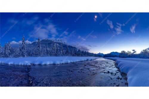 Isar bei Wallgau mit Blick zum Soierngebirge und den Arnspitzen - Sau kalt - Seitenverhältnis 2:1 - Isar Winterabend - weitere Infos unter https://www.kriner-weiermann.de