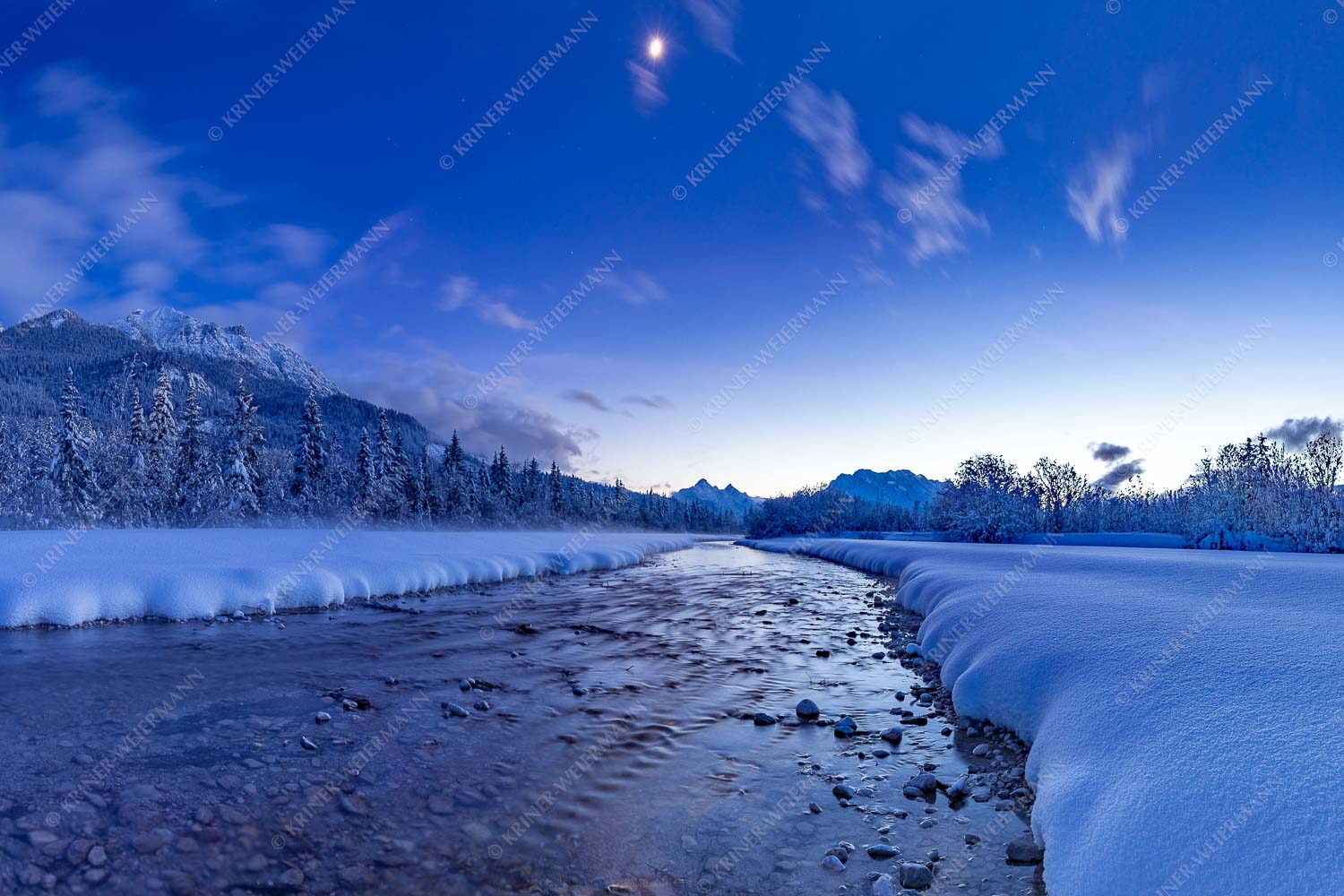 Sau kalt – Seitenverhältnis 3:2 — Isar Winterabend Isar bei Wallgau mit Blick zum Soierngebirge und den Arnspitzen