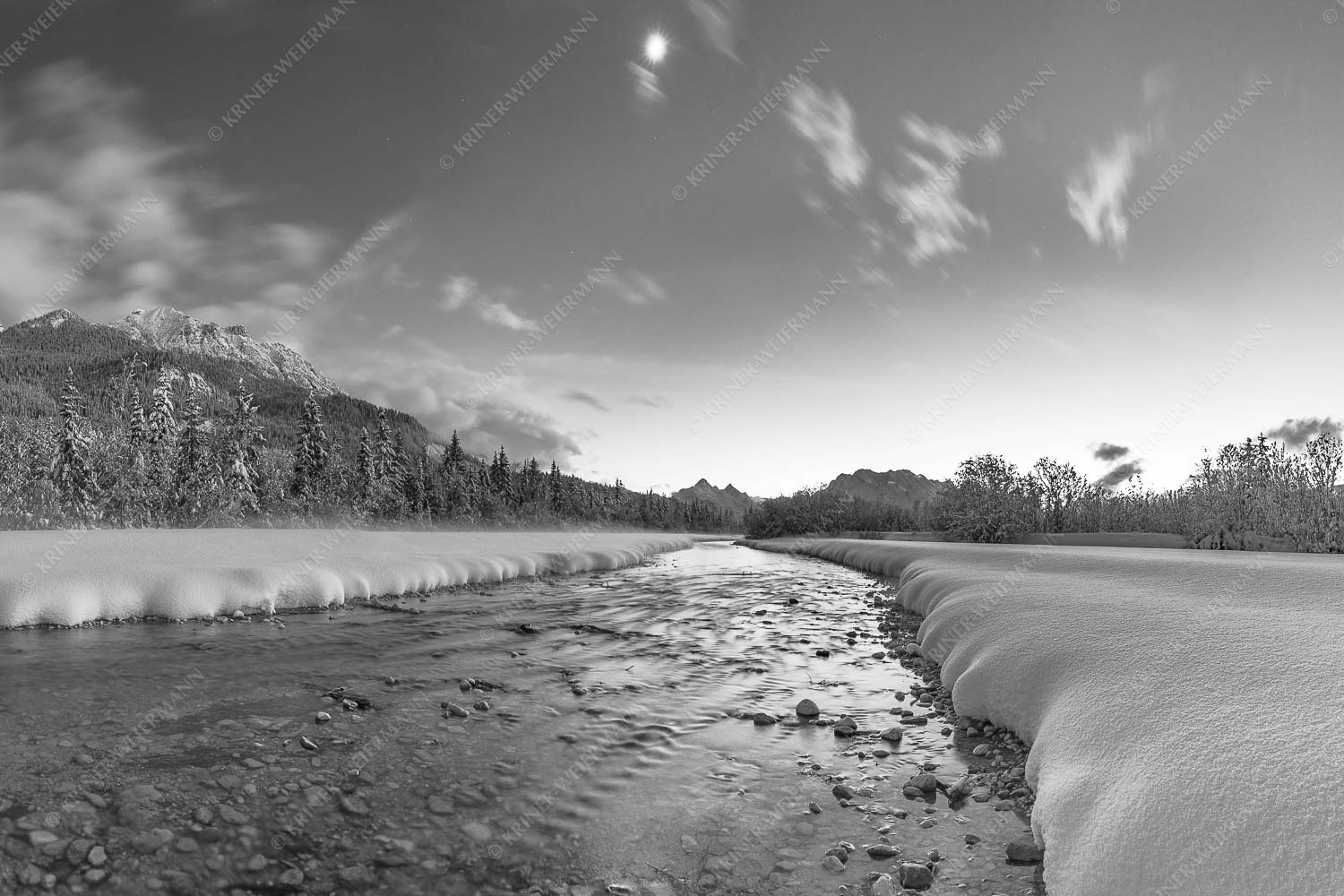 Sau kalt – Seitenverhältnis 3:2 — Isar Winterabend Isar bei Wallgau mit Blick zum Soierngebirge und den Arnspitzen