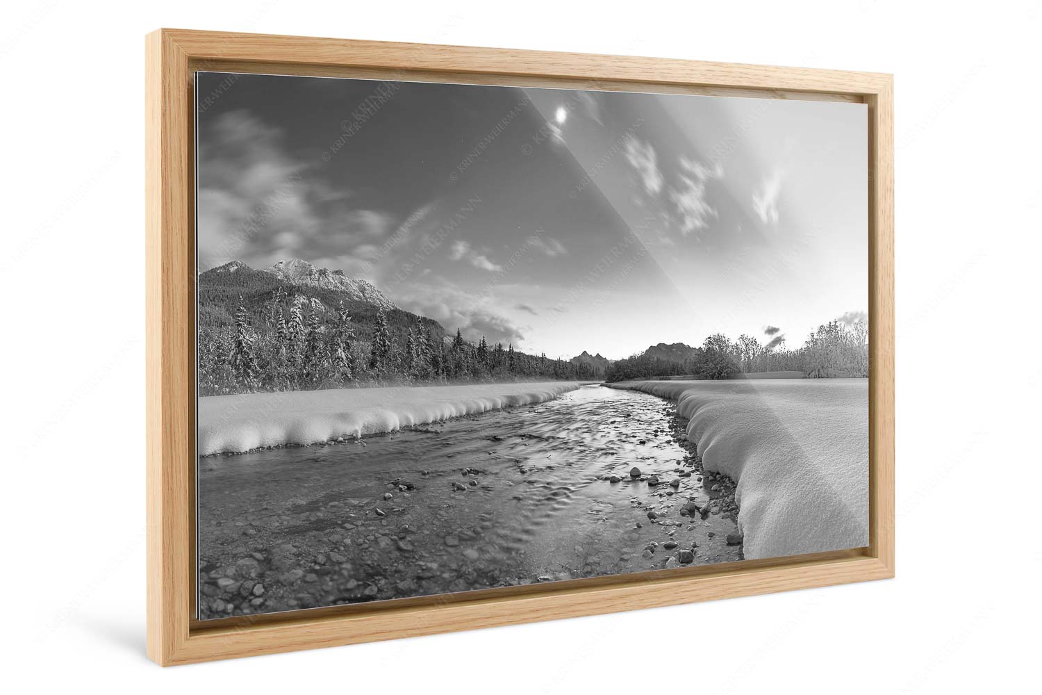 Sau kalt – Foto im Schattenfugen-Rahmen — Isar Winterabend Isar bei Wallgau mit Blick zum Soierngebirge und den Arnspitzen - Sau kalt - Foto im Schattenfugen-Rahmen - Isar Winterabend - weitere Infos unter https://www.kriner-weiermann.de