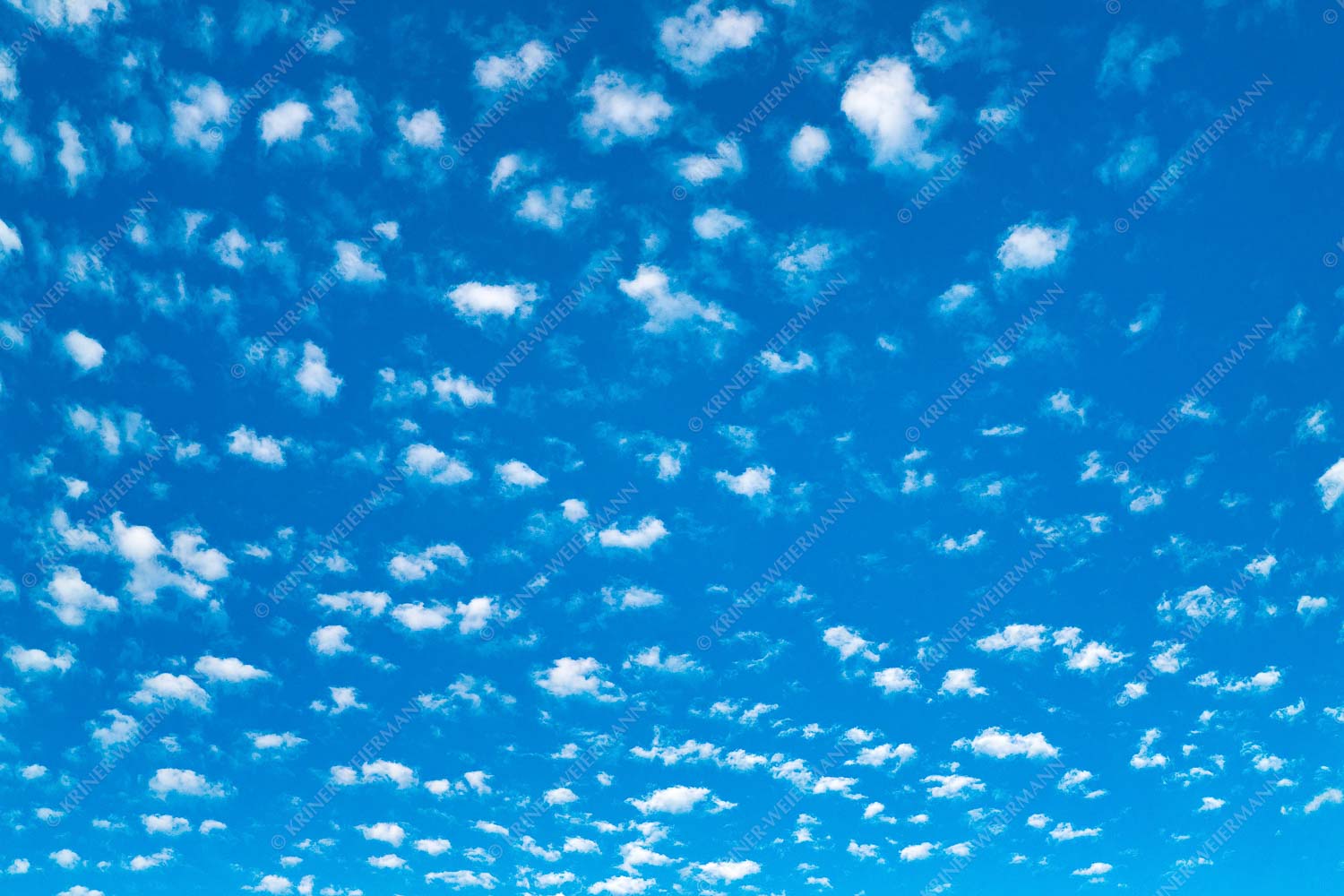Schäfchenwolken am blauen Abendhimmel