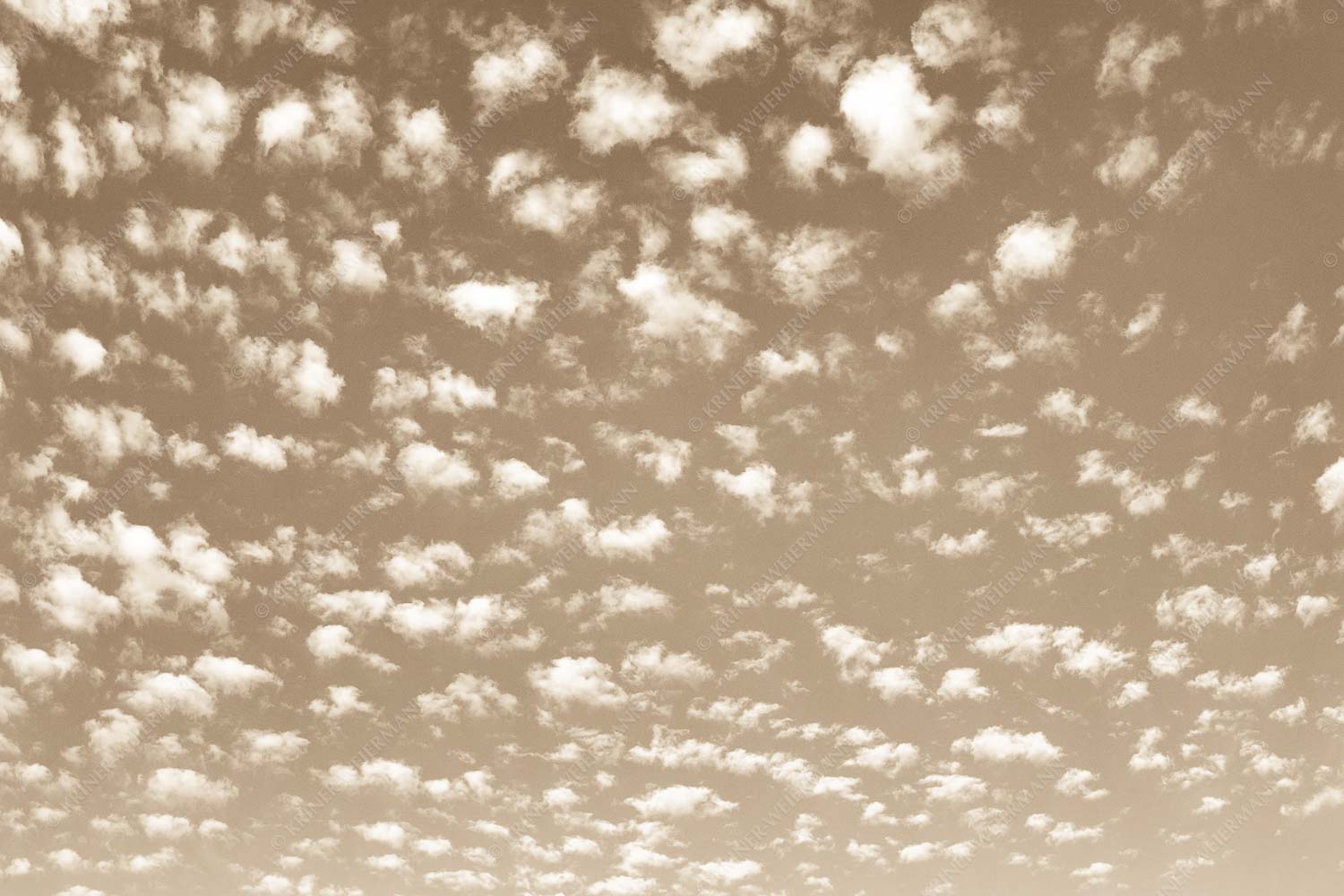 Schäfchen – Seitenverhältnis 3:2 — Schäfchenwolken Blau Weiss Schäfchenwolken am blauen Abendhimmel