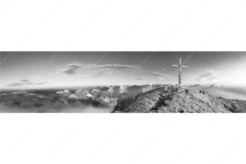 Blick vom Schafreiter ins Karwendelgebirge - Schafreiter Gipfelpanorama - Seitenverhältnis 4:1 - Schafreuter im Karwendel - weitere Infos unter https://www.kriner-weiermann.de
