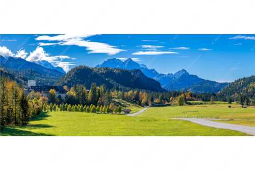 Blick über Schloss Elmau zum Wettersteingebirge mit Hochblassen und Alpspitze - Schlossallee - Seitenverhältnis 2,5:1 - Schloss Elmau mit Alpspitze - weitere Infos unter https://www.kriner-weiermann.de