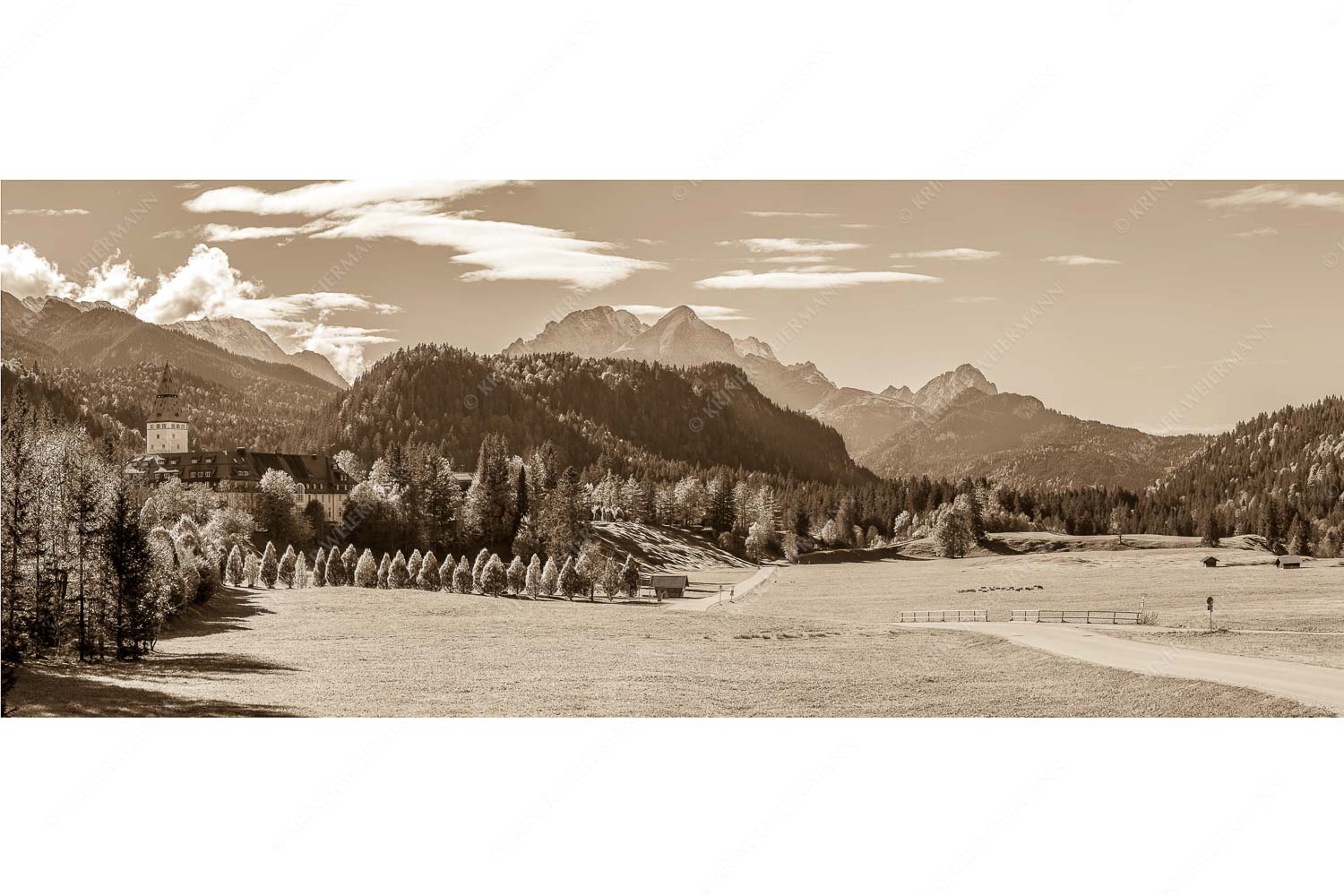 Blick über Schloss Elmau zum Wettersteingebirge mit Hochblassen und Alpspitze - Schlossallee - Seitenverhältnis 2,5:1 - Schloss Elmau mit Alpspitze - weitere Infos unter https://www.kriner-weiermann.de