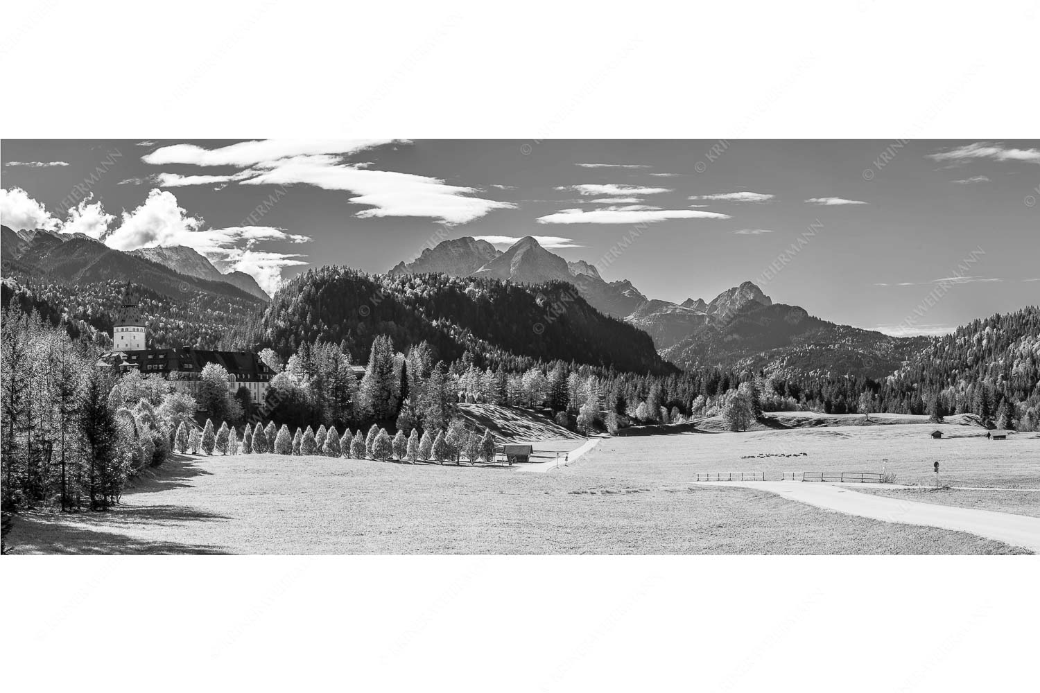 Blick über Schloss Elmau zum Wettersteingebirge mit Hochblassen und Alpspitze - Schlossallee - Seitenverhältnis 2,5:1 - Schloss Elmau mit Alpspitze - weitere Infos unter https://www.kriner-weiermann.de