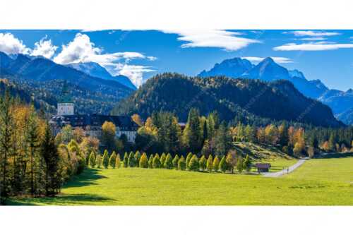 Blick über Schloss Elmau zum Wettersteingebirge mit Hochblassen und Alpspitze - Schlossallee - Seitenverhältnis 2:1 - Schloss Elmau mit Alpspitze - weitere Infos unter https://www.kriner-weiermann.de