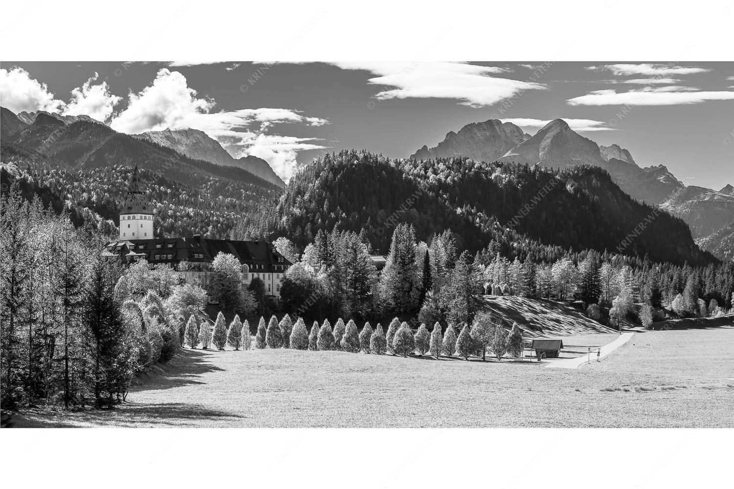Blick über Schloss Elmau zum Wettersteingebirge mit Hochblassen und Alpspitze