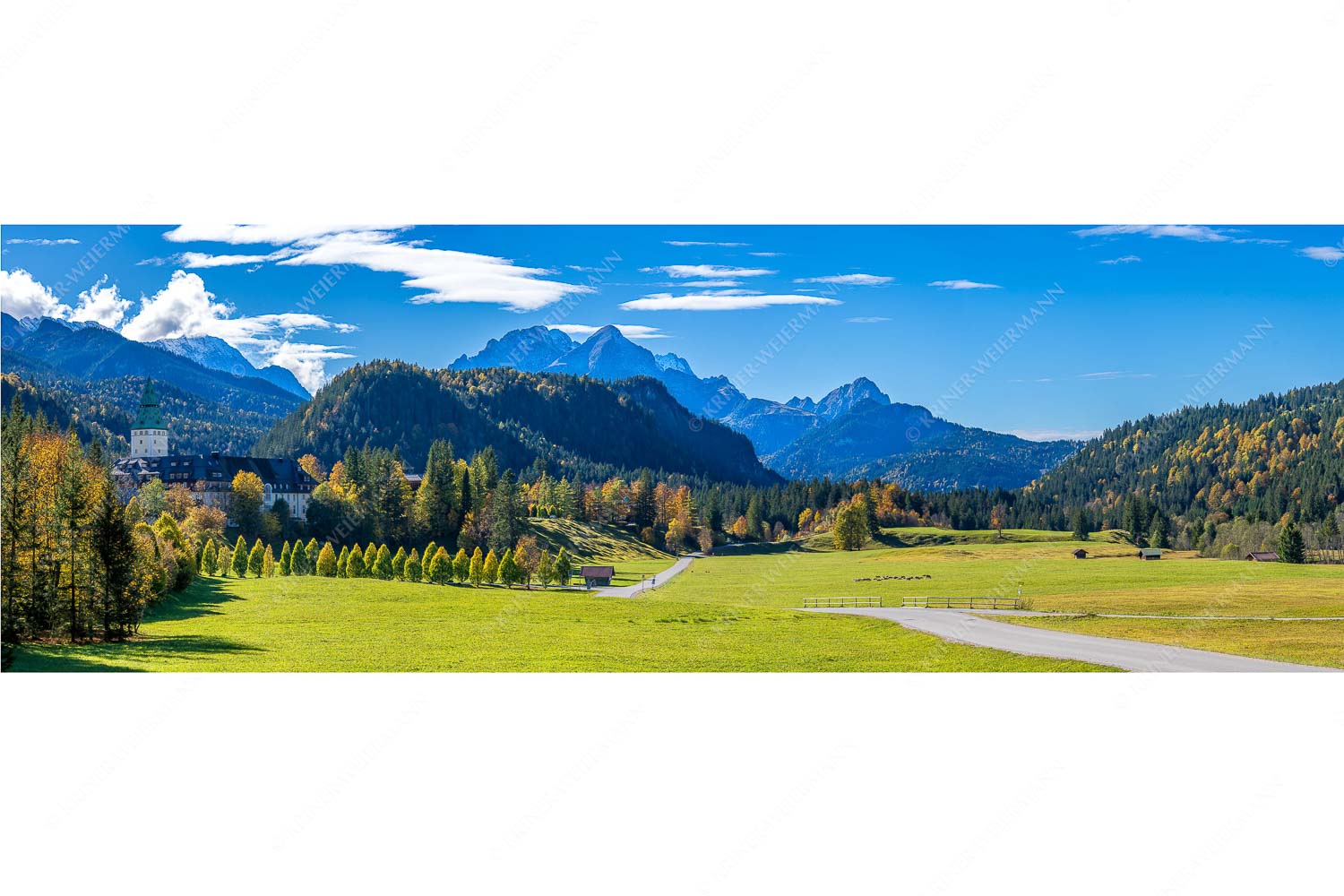 Blick über Schloss Elmau zum Wettersteingebirge mit Hochblassen und Alpspitze