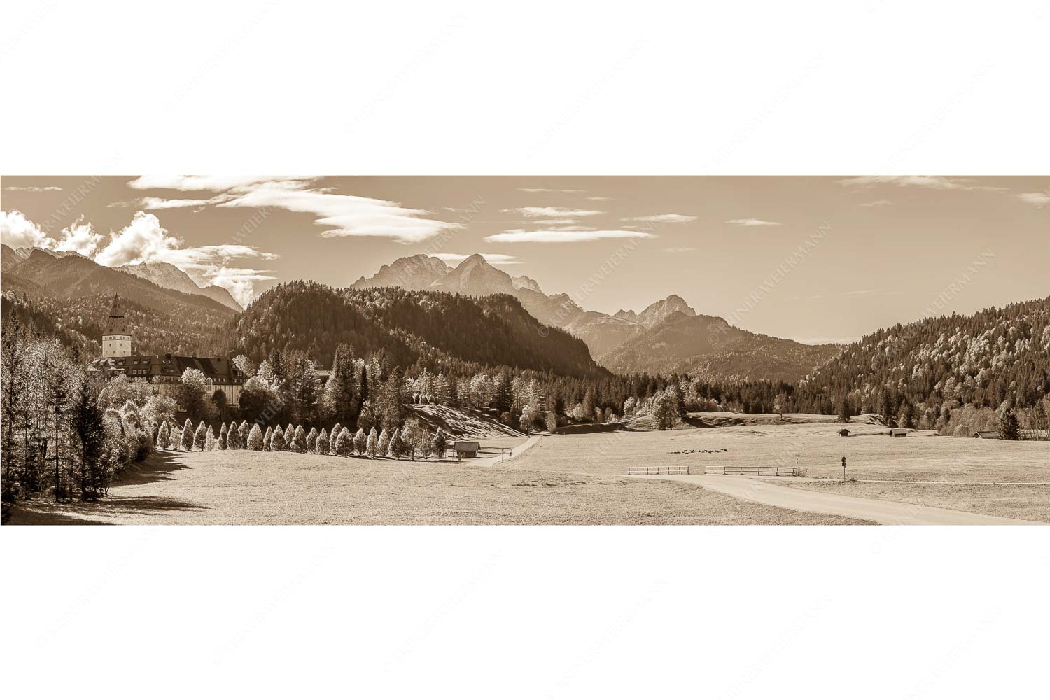 Schlossallee – Seitenverhältnis 3:1 — Schloss Elmau mit Alpspitze Blick über Schloss Elmau zum Wettersteingebirge mit Hochblassen und Alpspitze