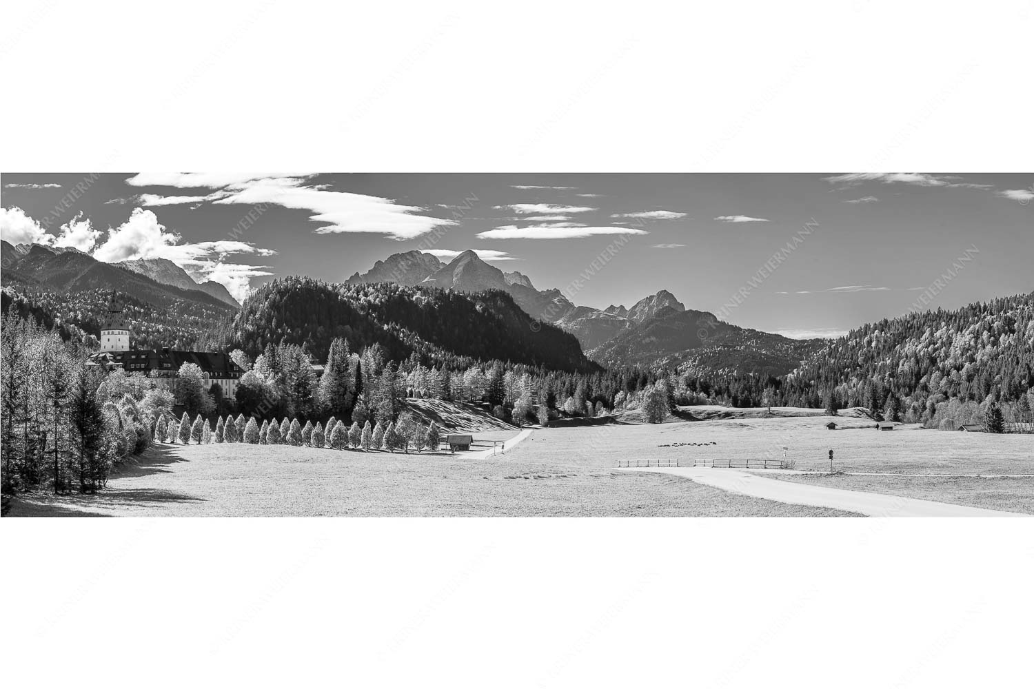 Blick über Schloss Elmau zum Wettersteingebirge mit Hochblassen und Alpspitze