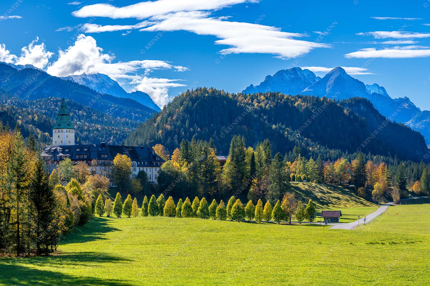 Blick über Schloss Elmau zum Wettersteingebirge mit Hochblassen und Alpspitze
