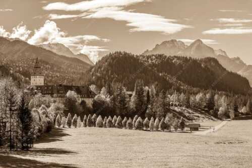 Blick über Schloss Elmau zum Wettersteingebirge mit Hochblassen und Alpspitze - Schlossallee - Seitenverhältnis 3:2 - Schloss Elmau mit Alpspitze - weitere Infos unter https://www.kriner-weiermann.de