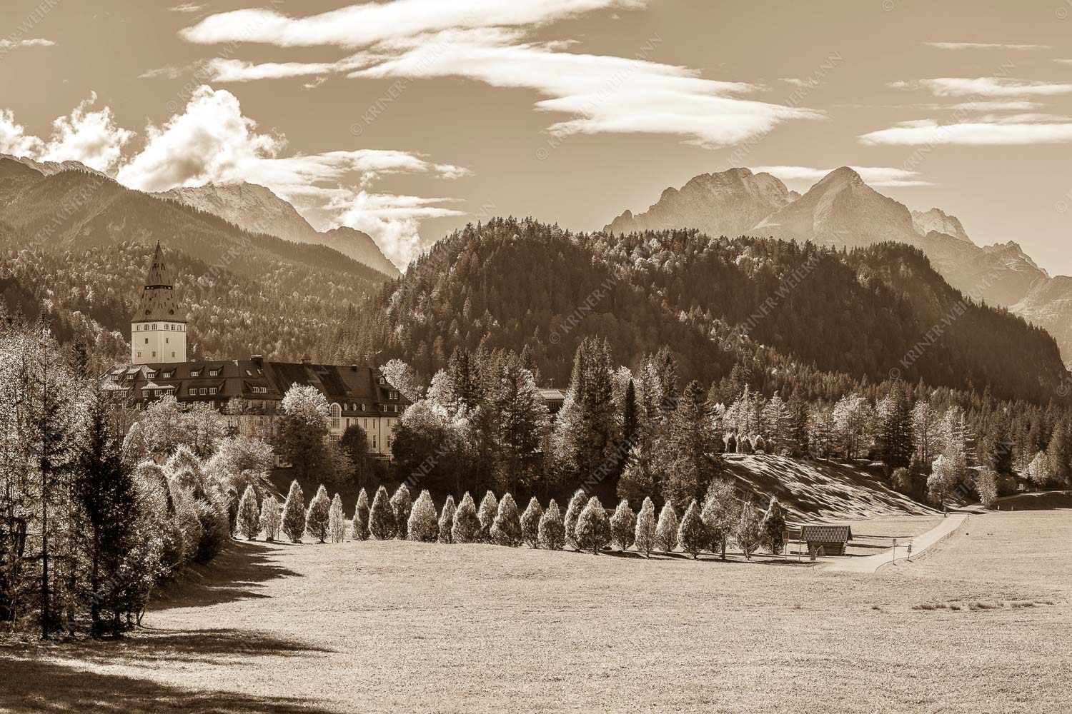 Schlossallee – Seitenverhältnis 3:2 — Schloss Elmau mit Alpspitze Blick über Schloss Elmau zum Wettersteingebirge mit Hochblassen und Alpspitze