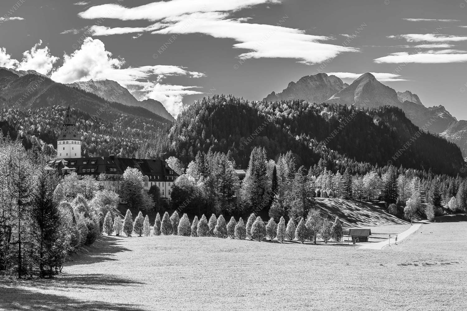 Blick über Schloss Elmau zum Wettersteingebirge mit Hochblassen und Alpspitze