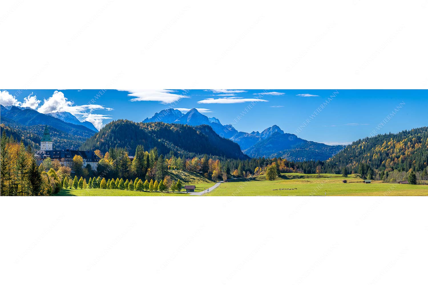 Blick über Schloss Elmau zum Wettersteingebirge mit Hochblassen und Alpspitze - Schlossallee - Seitenverhältnis 4:1 - Schloss Elmau mit Alpspitze - weitere Infos unter https://www.kriner-weiermann.de