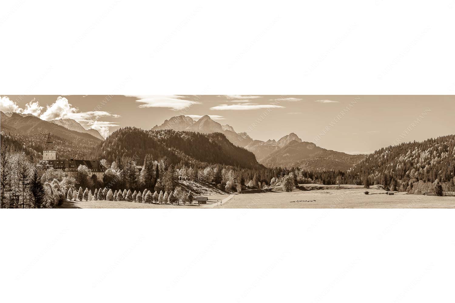 Blick über Schloss Elmau zum Wettersteingebirge mit Hochblassen und Alpspitze - Schlossallee - Seitenverhältnis 4:1 - Schloss Elmau mit Alpspitze - weitere Infos unter https://www.kriner-weiermann.de