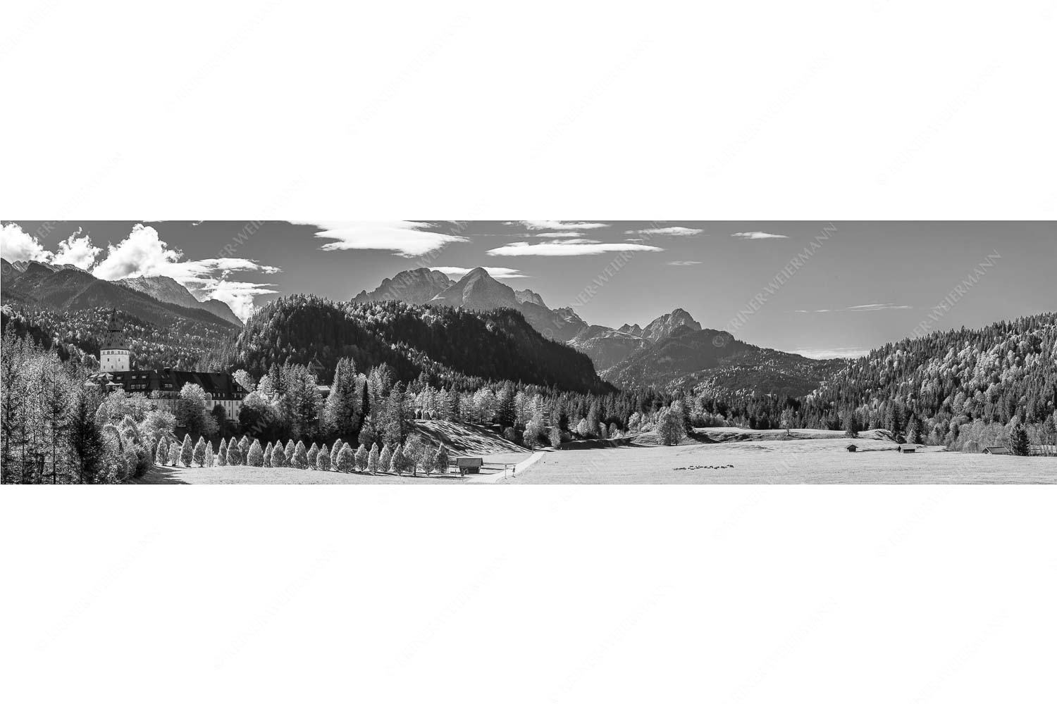 Blick über Schloss Elmau zum Wettersteingebirge mit Hochblassen und Alpspitze - Schlossallee - Seitenverhältnis 4:1 - Schloss Elmau mit Alpspitze - weitere Infos unter https://www.kriner-weiermann.de