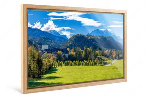 Blick über Schloss Elmau zum Wettersteingebirge mit Hochblassen und Alpspitze - Schlossallee - Foto im Schattenfugen-Rahmen - Schloss Elmau mit Alpspitze - weitere Infos unter https://www.kriner-weiermann.de