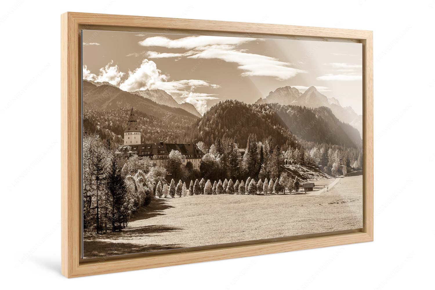 Schlossallee – Foto im Schattenfugen-Rahmen — Schloss Elmau mit Alpspitze Blick über Schloss Elmau zum Wettersteingebirge mit Hochblassen und Alpspitze - Schlossallee - Foto im Schattenfugen-Rahmen - Schloss Elmau mit Alpspitze - weitere Infos unter https://www.kriner-weiermann.de