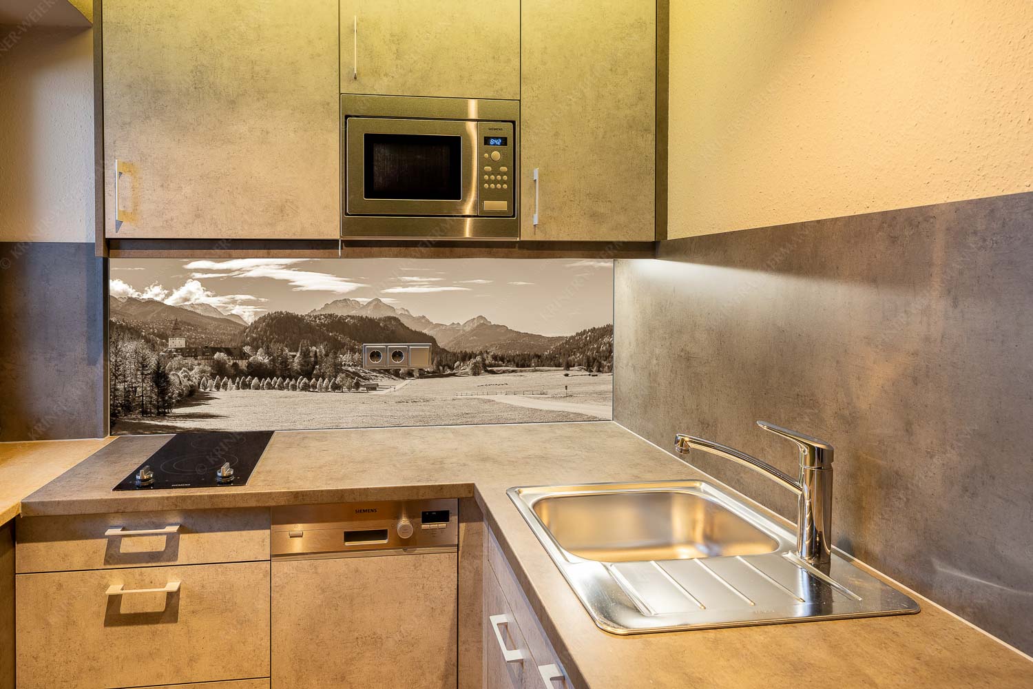 Blick über Schloss Elmau zum Wettersteingebirge mit Hochblassen und Alpspitze - Schlossallee - Größe ca. 150x60cm, Seitenverhältnis 2,5:1 - Schloss Elmau mit Alpspitze - weitere Infos unter https://www.kriner-weiermann.de