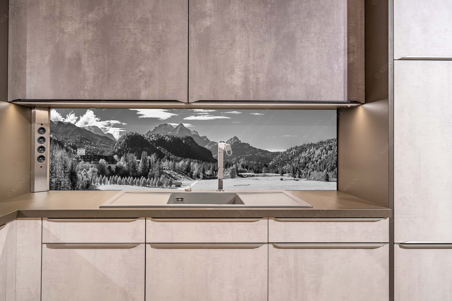 Blick über Schloss Elmau zum Wettersteingebirge mit Hochblassen und Alpspitze - Schlossallee - Größe ca. 200x50cm, Seitenverhältnis ca: 4:1 - Schloss Elmau mit Alpspitze - weitere Infos unter https://www.kriner-weiermann.de