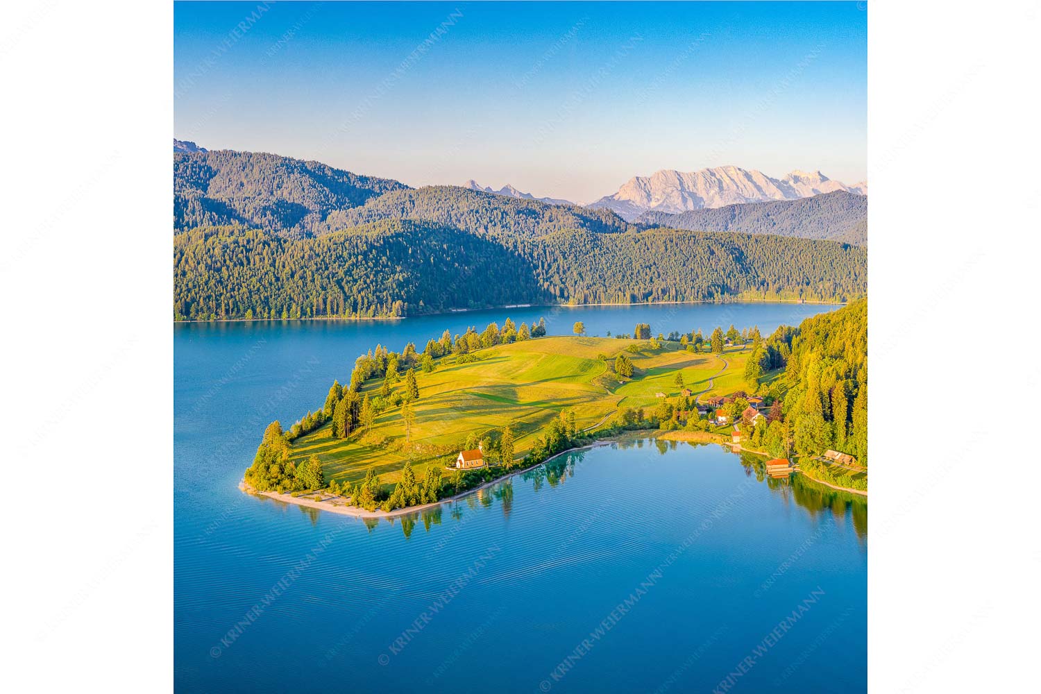 Schönes Bayern – Seitenverhältnis 1:1 — Walchensee Blick über die Halbinsel Zwergern am Walchensee zum Wettersteingebirge