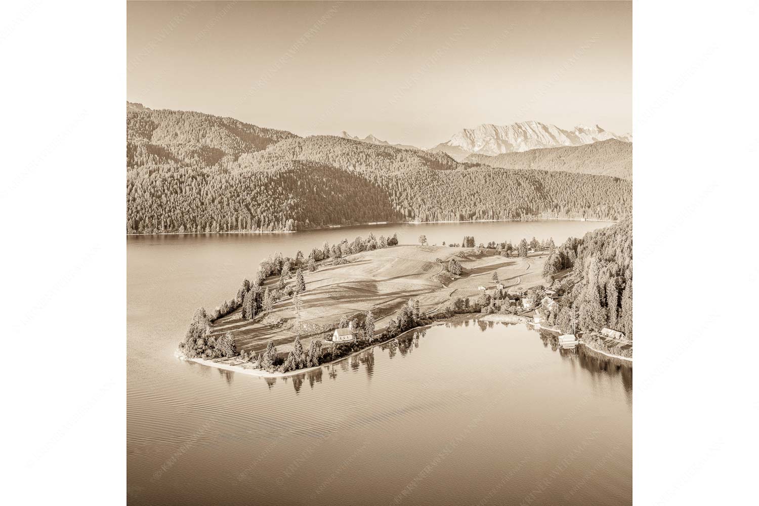 Schönes Bayern – Seitenverhältnis 1:1 — Walchensee Blick über die Halbinsel Zwergern am Walchensee zum Wettersteingebirge