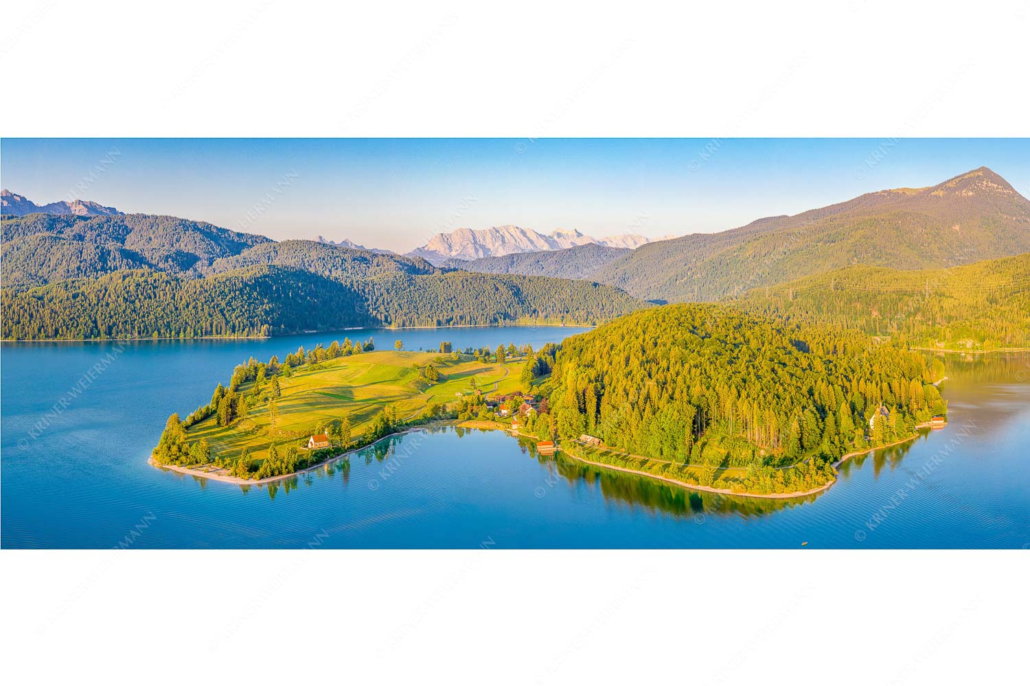 Schönes Bayern – Seitenverhältnis 2,5:1 — Walchensee Blick über die Halbinsel Zwergern am Walchensee zum Wettersteingebirge