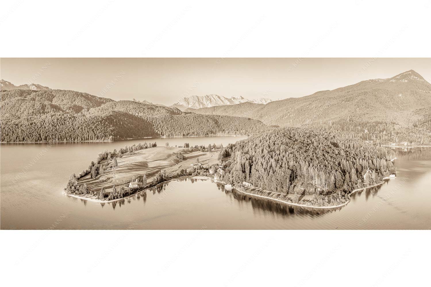 Schönes Bayern – Seitenverhältnis 2,5:1 — Walchensee Blick über die Halbinsel Zwergern am Walchensee zum Wettersteingebirge