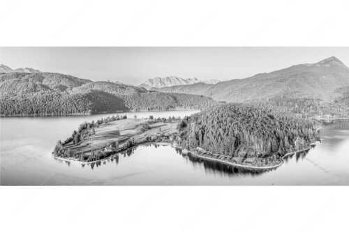 Blick über die Halbinsel Zwergern am Walchensee zum Wettersteingebirge - Schönes Bayern - Seitenverhältnis 2,5:1 - Walchensee - weitere Infos unter https://www.kriner-weiermann.de