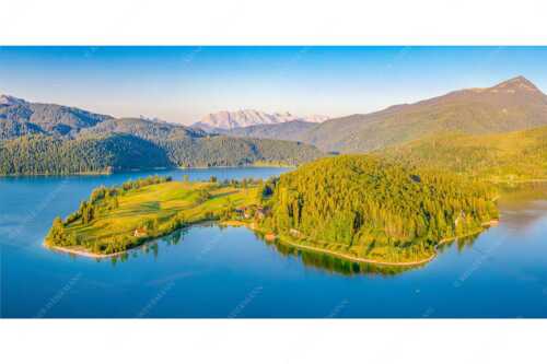 Blick über die Halbinsel Zwergern am Walchensee zum Wettersteingebirge - Schönes Bayern - Seitenverhältnis 2:1 - Walchensee - weitere Infos unter https://www.kriner-weiermann.de