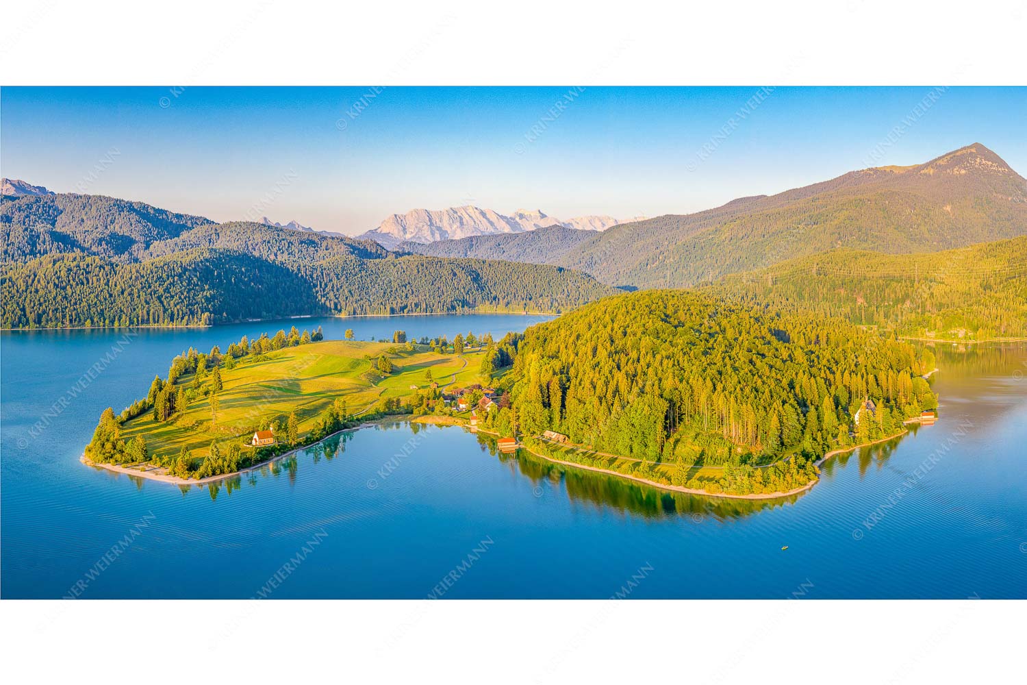 Schönes Bayern – Seitenverhältnis 2:1 — Walchensee Blick über die Halbinsel Zwergern am Walchensee zum Wettersteingebirge