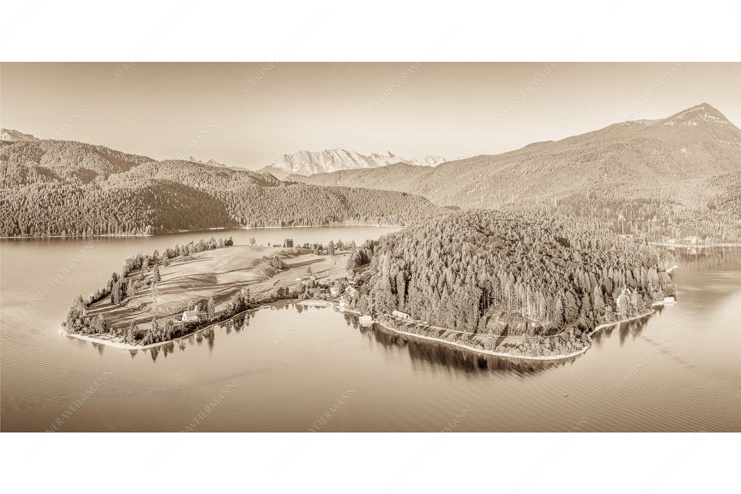 Schönes Bayern – Seitenverhältnis 2:1 — Walchensee Blick über die Halbinsel Zwergern am Walchensee zum Wettersteingebirge