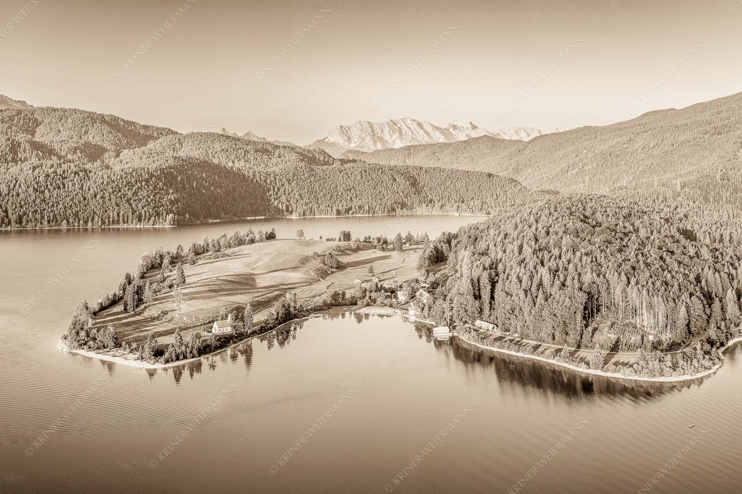 Schönes Bayern – Seitenverhältnis 3:2 — Walchensee Blick über die Halbinsel Zwergern am Walchensee zum Wettersteingebirge
