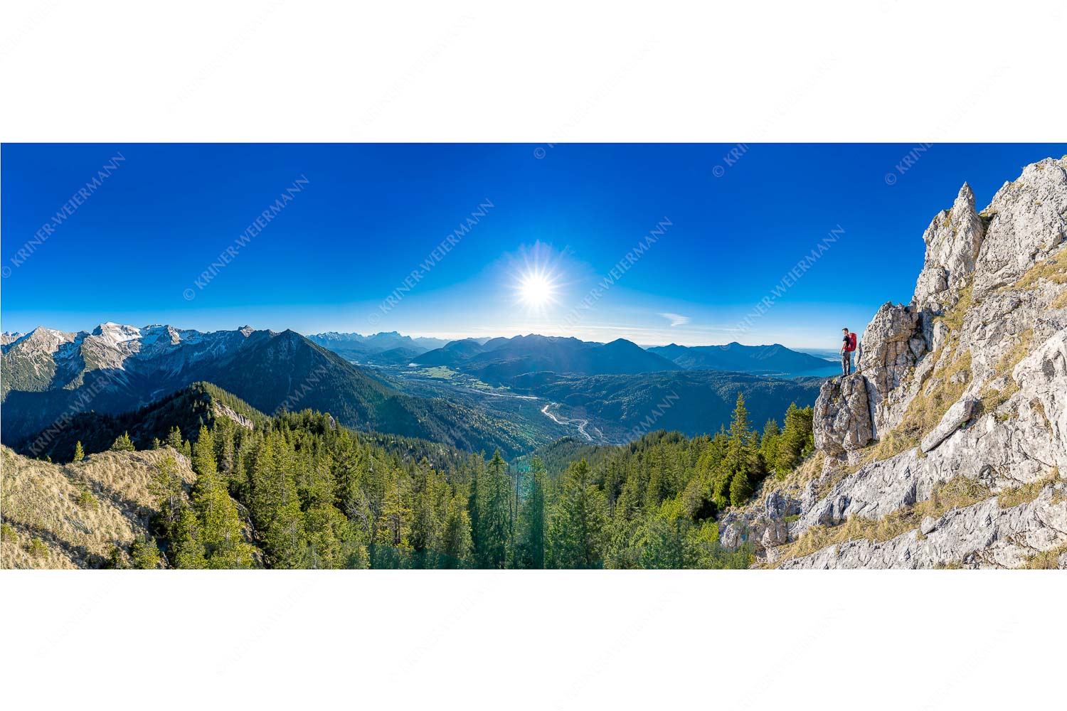 Blick aus dem Soierngebirge über Oberes Isartal in den Sonnenuntergang - Schönes Isartal - Seitenverhältnis 2,5:1 - Bergsteigen im Soierngebirge - weitere Infos unter https://www.kriner-weiermann.de