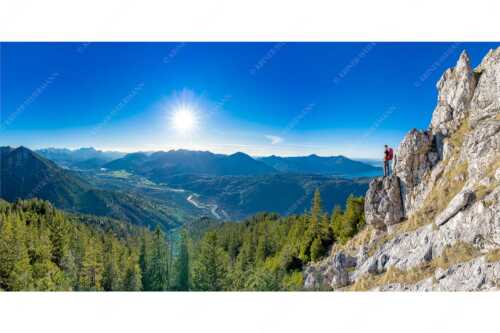 Blick aus dem Soierngebirge über Oberes Isartal in den Sonnenuntergang - Schönes Isartal - Seitenverhältnis 2:1 - Bergsteigen im Soierngebirge - weitere Infos unter https://www.kriner-weiermann.de