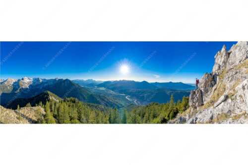 Blick aus dem Soierngebirge über Oberes Isartal in den Sonnenuntergang - Schönes Isartal - Seitenverhältnis 3:1 - Bergsteigen im Soierngebirge - weitere Infos unter https://www.kriner-weiermann.de
