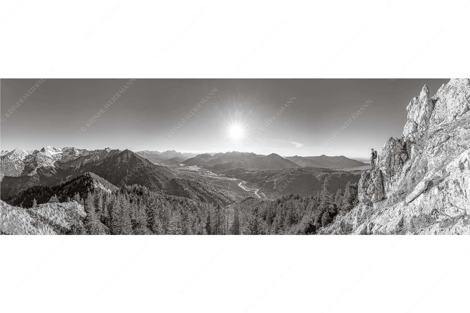 Blick aus dem Soierngebirge über Oberes Isartal in den Sonnenuntergang - Schönes Isartal - Seitenverhältnis 3:1 - Bergsteigen im Soierngebirge - weitere Infos unter https://www.kriner-weiermann.de