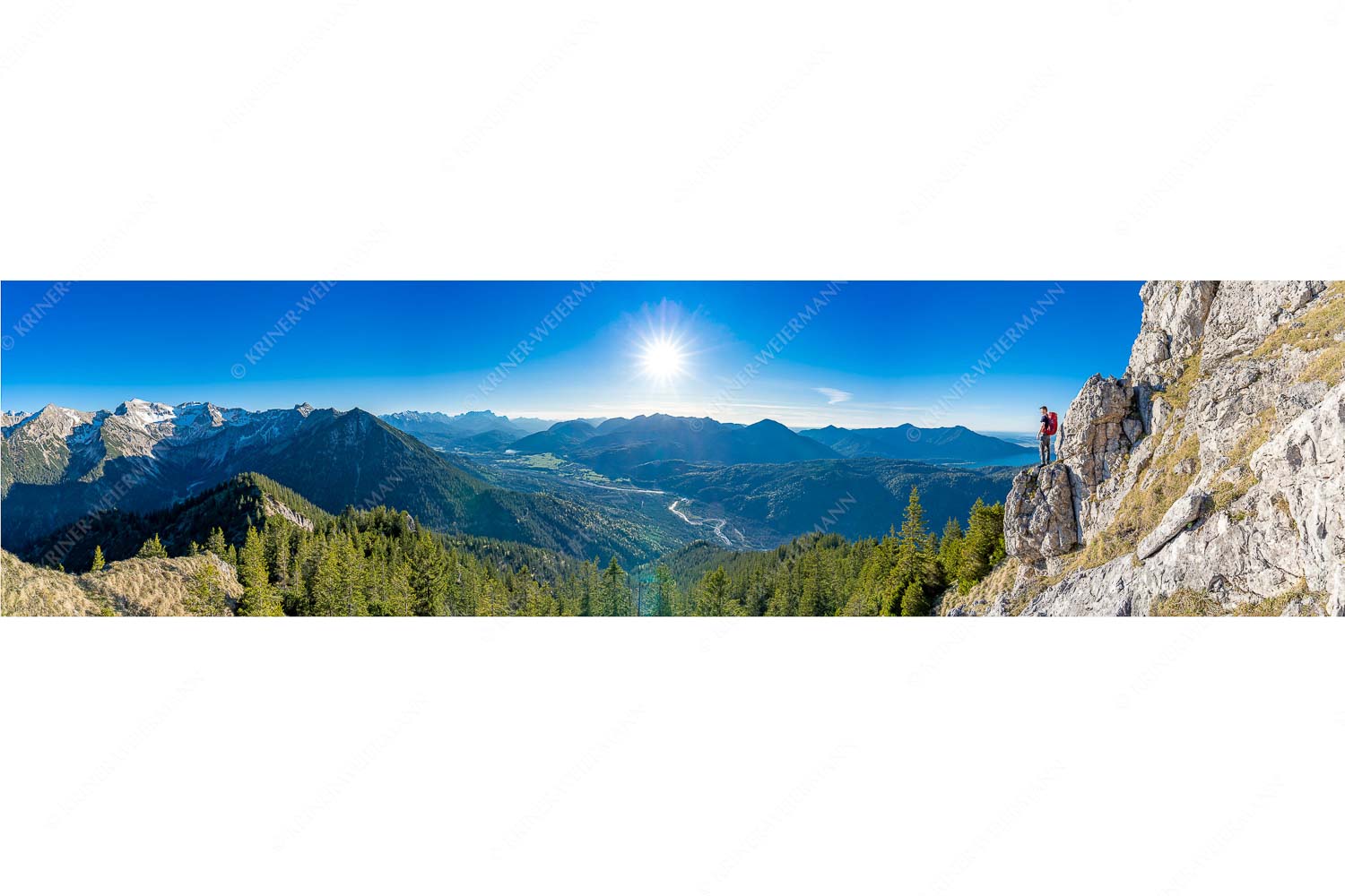 Blick aus dem Soierngebirge über Oberes Isartal in den Sonnenuntergang - Schönes Isartal - Seitenverhältnis 4:1 - Bergsteigen im Soierngebirge - weitere Infos unter https://www.kriner-weiermann.de