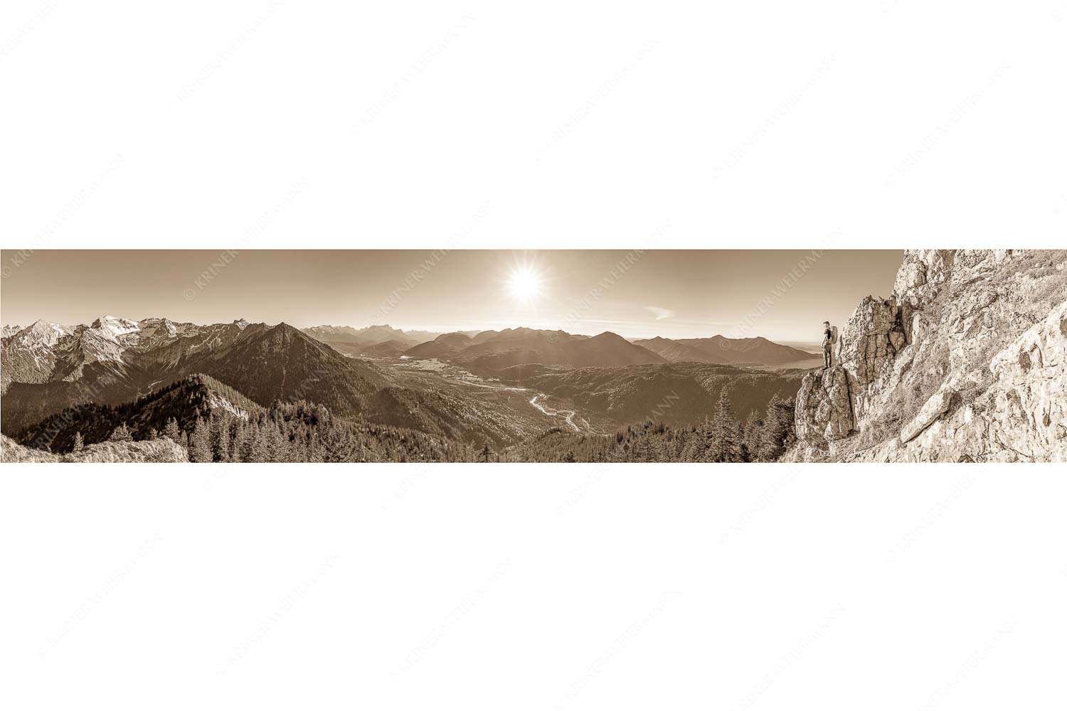 Blick aus dem Soierngebirge über Oberes Isartal in den Sonnenuntergang - Schönes Isartal - Seitenverhältnis 5:1 - Bergsteigen im Soierngebirge - weitere Infos unter https://www.kriner-weiermann.de