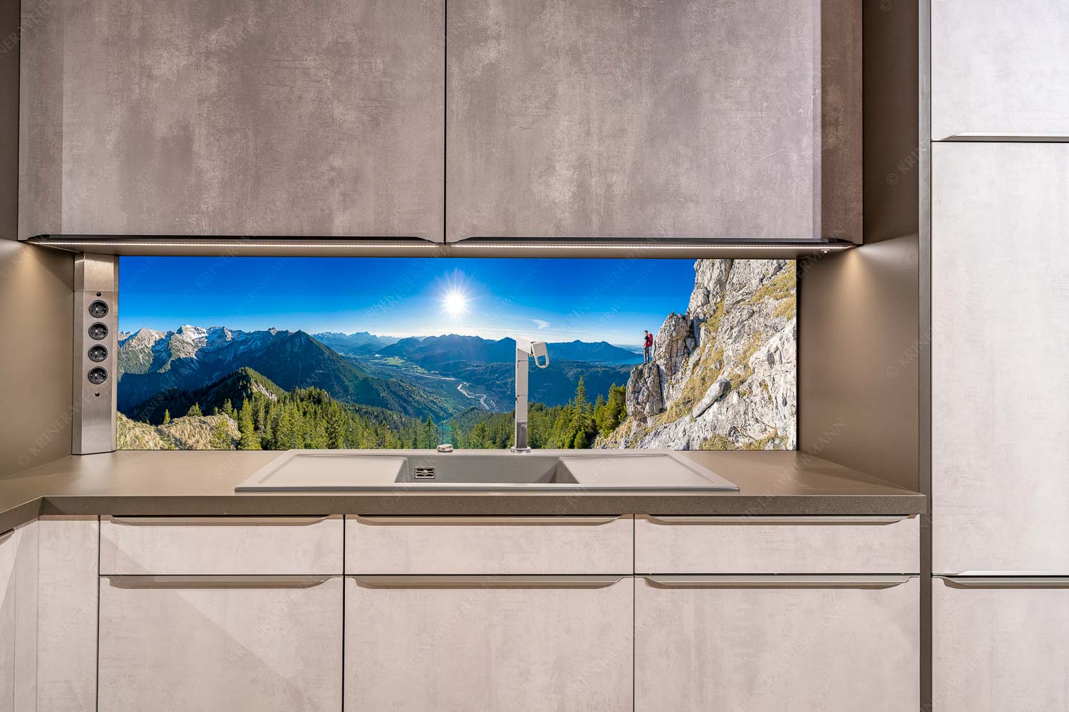 Schönes Isartal – Größe ca. 200x50cm, Seitenverhältnis ca: 4 — Bergsteigen im Soierngebirge Blick aus dem Soierngebirge über Oberes Isartal in den Sonnenuntergang - Schönes Isartal - Größe ca. 200x50cm, Seitenverhältnis ca: 4 - Bergsteigen im Soierngebirge - weitere Infos unter https://www.kriner-weiermann.de