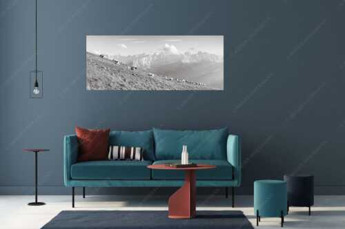 Bergschafe am Schafreiter mit Blick zum Karwendelhauptkamm - Schönste Karwendelweiden - Größe ca. 175x70cm, Seitenverhältnis 2,5:1 - Schafe im Karwendel - weitere Infos unter https://www.kriner-weiermann.de