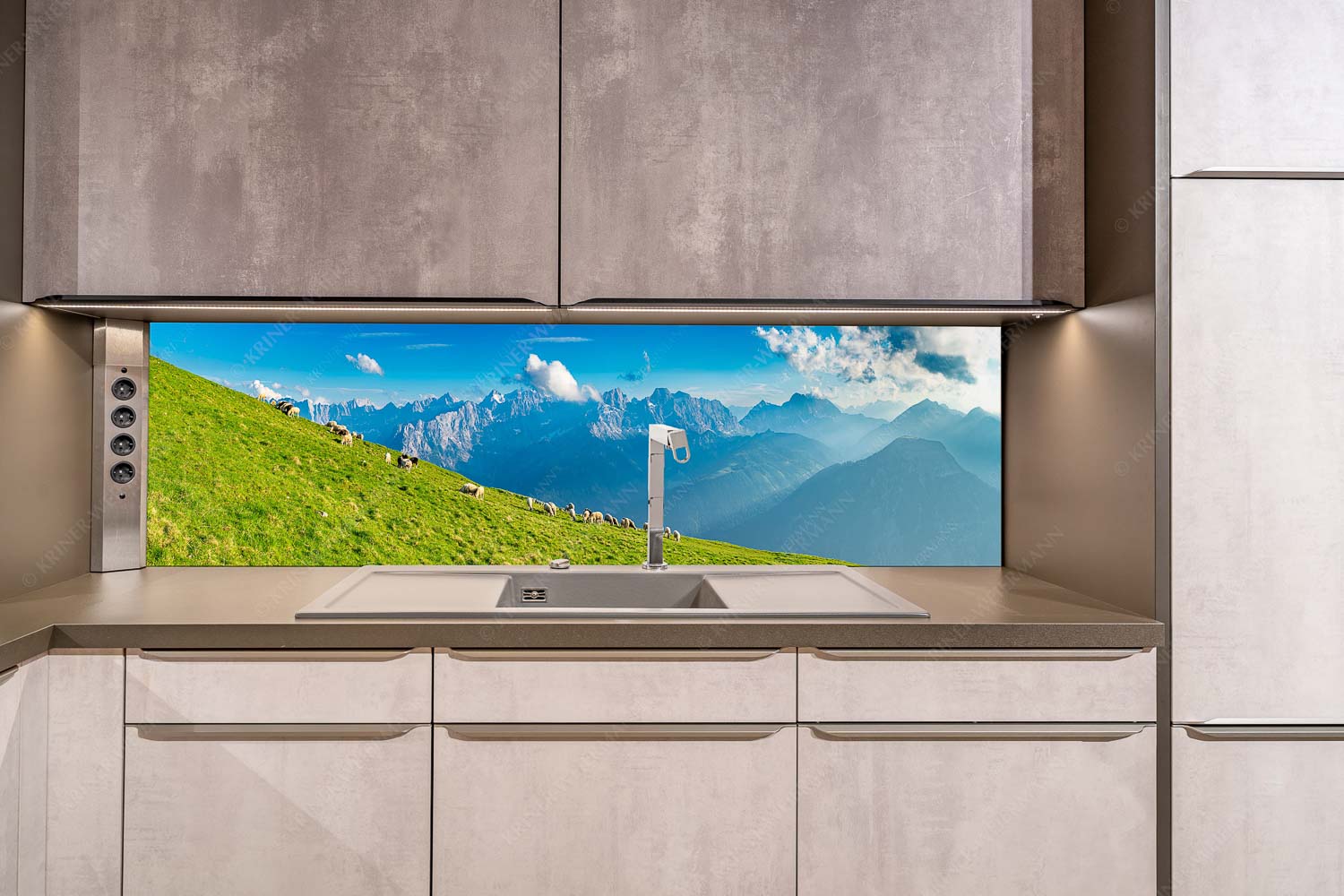 Schönste Karwendelweiden – Größe ca. 200x50cm, Seitenverhältnis ca: 4:1 — Schafe im Karwendel Bergschafe am Schafreiter mit Blick zum Karwendelhauptkamm - Schönste Karwendelweiden - Größe ca. 200x50cm, Seitenverhältnis ca: 4:1 - Schafe im Karwendel - weitere Infos unter https://www.kriner-weiermann.de