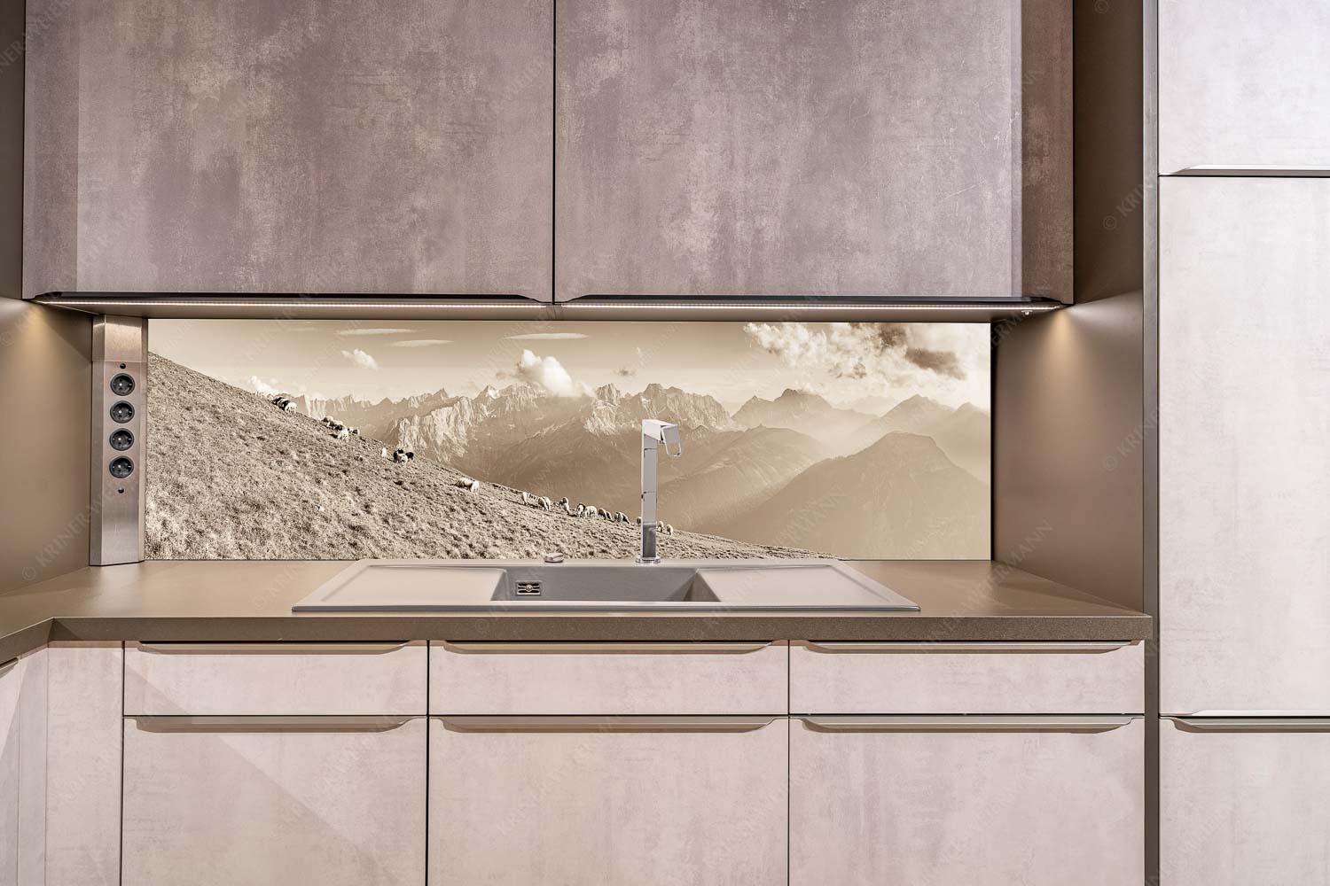 Schönste Karwendelweiden – Größe ca. 200x50cm, Seitenverhältnis ca: 4:1 — Schafe im Karwendel Bergschafe am Schafreiter mit Blick zum Karwendelhauptkamm - Schönste Karwendelweiden - Größe ca. 200x50cm, Seitenverhältnis ca: 4:1 - Schafe im Karwendel - weitere Infos unter https://www.kriner-weiermann.de