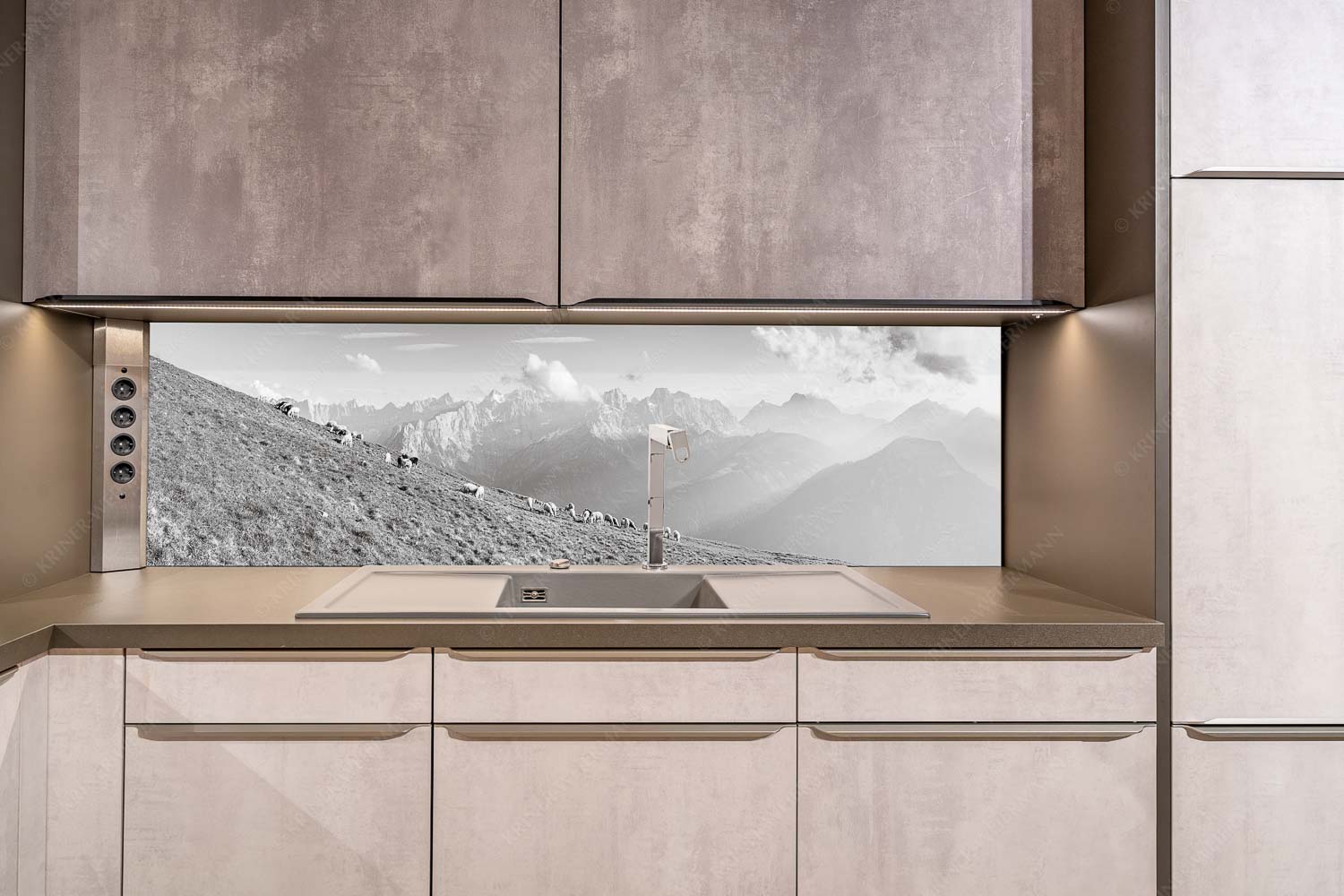 Schönste Karwendelweiden – Größe ca. 200x50cm, Seitenverhältnis ca: 4:1 — Schafe im Karwendel Bergschafe am Schafreiter mit Blick zum Karwendelhauptkamm - Schönste Karwendelweiden - Größe ca. 200x50cm, Seitenverhältnis ca: 4:1 - Schafe im Karwendel - weitere Infos unter https://www.kriner-weiermann.de