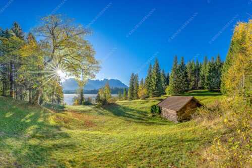 Blick über den Barmsee zum Karwendelgebirge - Schönste Plätze II - Seitenverhältnis 3:2 - Alter Ahorn am Barmsee - weitere Infos unter https://www.kriner-weiermann.de