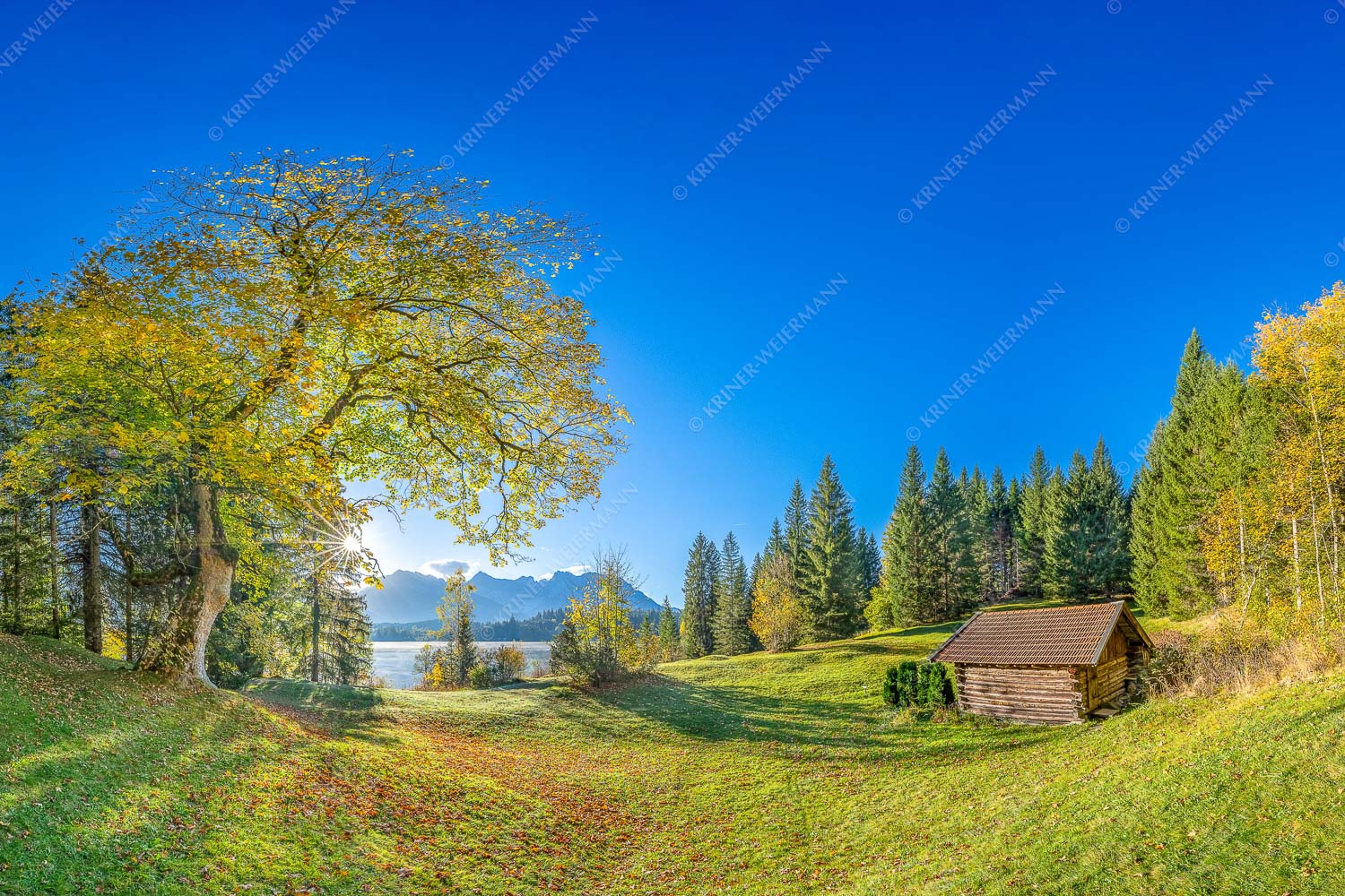 Blick über den Barmsee zum Karwendelgebirge