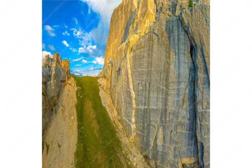 Kletterer vor der Schnitlwand an der Speckkarspitze im Karwendelgebirge - Schwer beeindruckt - Seitenverhältnis 1:1 - Schnitlwand Halleranger Karwendel - weitere Infos unter https://www.kriner-weiermann.de