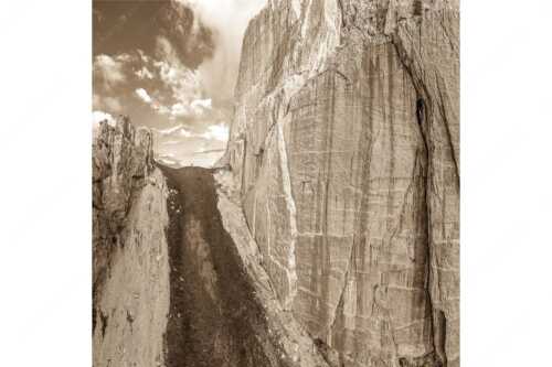 Kletterer vor der Schnitlwand an der Speckkarspitze im Karwendelgebirge - Schwer beeindruckt - Seitenverhältnis 1:1 - Schnitlwand Halleranger Karwendel - weitere Infos unter https://www.kriner-weiermann.de